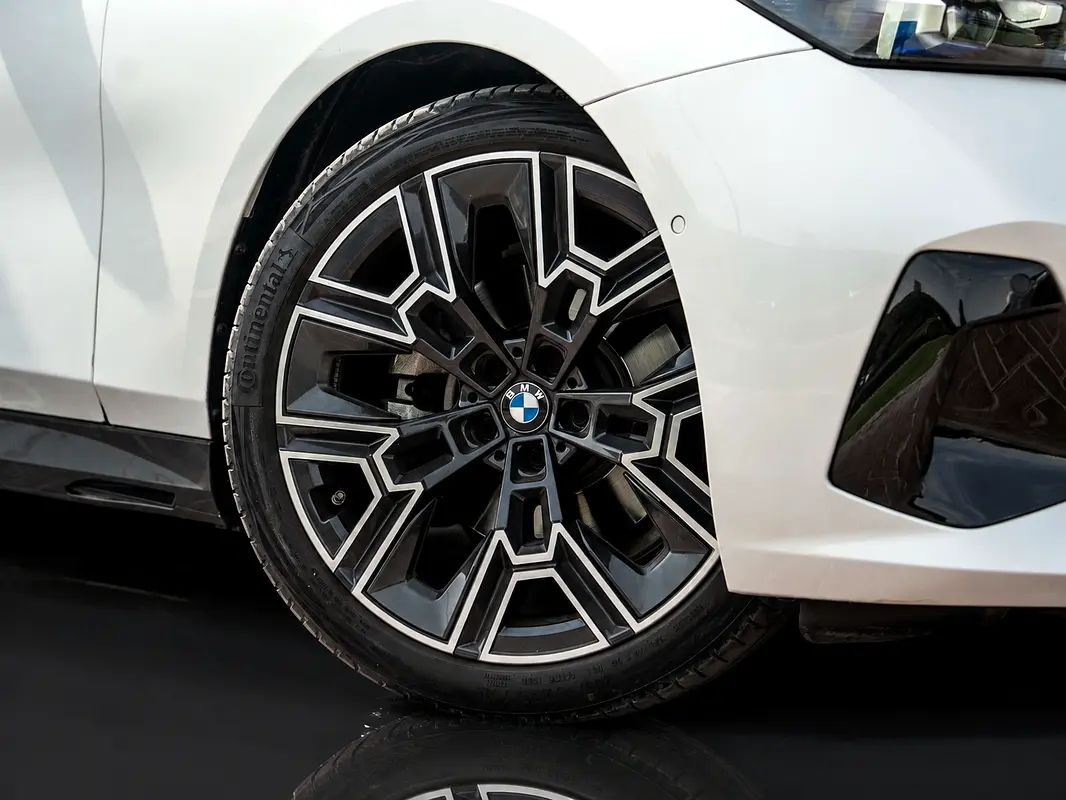 BMW 5-Series 2024