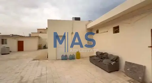 للبيع بيت استثماري في الصبخة – الشارقة | دخل 90,000 درهم سنوياً | 6,750 قدم²