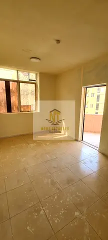 غرفة وصالة للإيجار في الشويهين بسعر 26,000 درهم | بلكونة | تكييف مركزي | حمام | لجميع الجنسيات | تأمين 1,500 ورسوم 1,500
