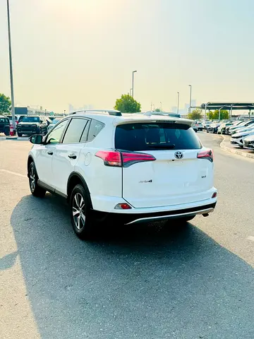2017 Toyota RAV 4 — миниатюра 4