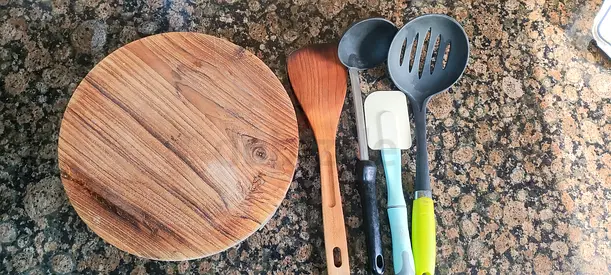 Wooden chakla heavy high quality wood with 4 kitchen utensils - good used condition