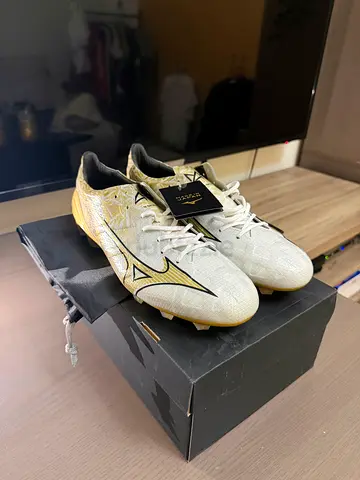Mizuno Alpha Japan FG Made in Japan – White/Gold – Brand New – EU 44.5 / UK 10