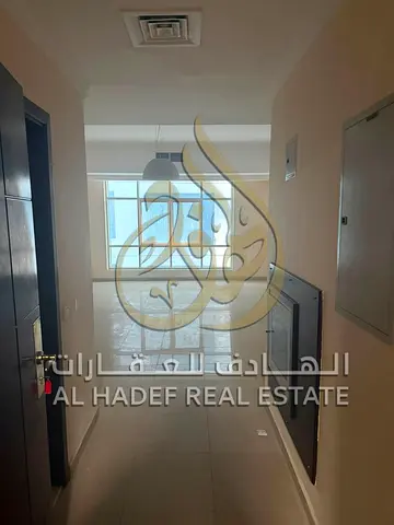 للإيجار شقة غرفتين وصالة في التعاون بالشارقة، بلكونتان وخزائن حائط، تكييف مجاني وصيانة مجانية، جيم مجاني، مساحات ممتازة، موقع حيوي قريب من دي تو دي، و