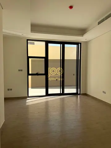 First occupancy villa in a quiet and secure area, suitable for families, within a residential compl