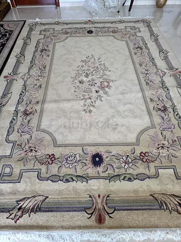 Elegant Floral Pattern Carpet with Fringed Edges