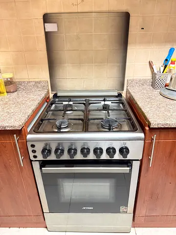 Freestanding stainless steel gas cooker with oven - good working condition