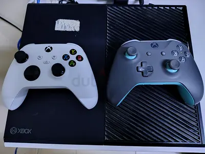 Xbox One console with two wireless controllers - working condition