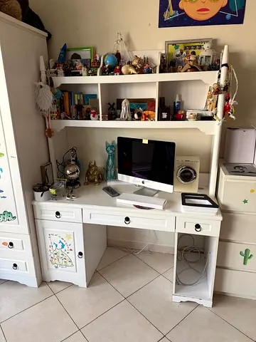 White Wooden Desk with Hutch and Shelves – Good Condition