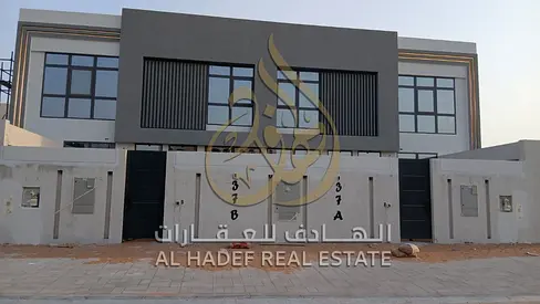فيلا فاخرة أول ساكن للإيجار في الحوشي الشارقة 5 غرف ماستر سمارت هوم مصعد داخلي روف مجهز مجالس متعددة حوش واسع باركن مغطى 185 ألف سنويا 4 دفعات تشطيبات