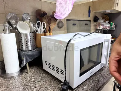 Compact white Kenwood microwave oven - good working condition
