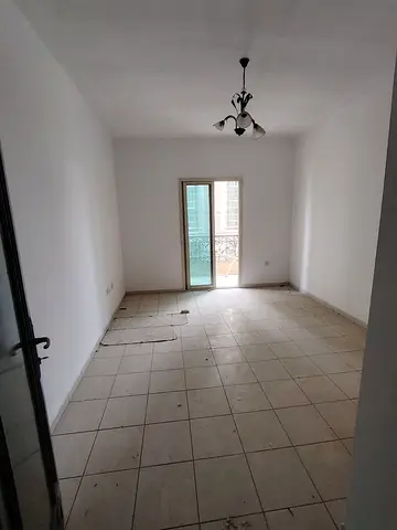 🔥 شقة عائلية أنيقة ومميزة مع بلكونة للإيجار في موقع استراتيجي بمنطقة التعاون!  تتميز هذه الشقة بتوزيع عملي يضمن الخصوصية والراحة للعائلة، مع وجود بلك