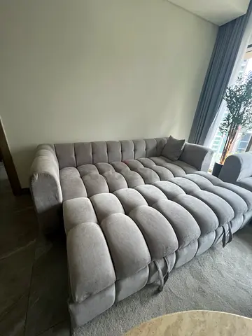 Light grey tufted 3-seater sofa in good condition