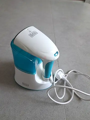 Auto refill garment steamer
