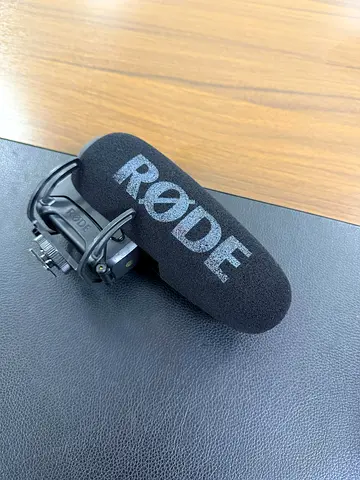 RØDE Shotgun Microphone with Shock Mount and Windshield it's in Good Condition and clean.