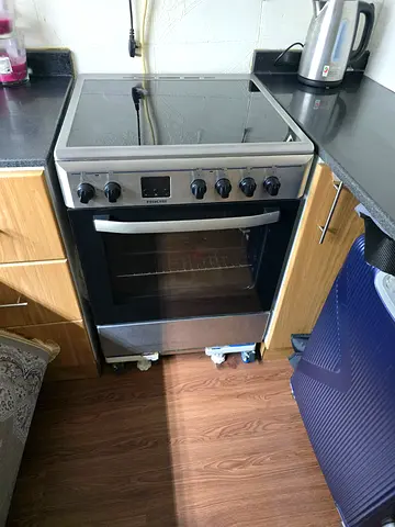 Nikai Electric Cooker & Black+Decker Microwave in Excellent Condition