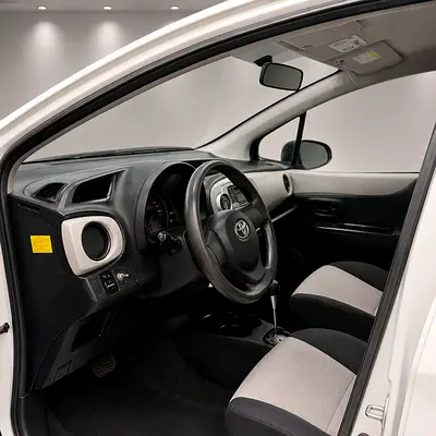 2013 Toyota YARIS — фото 6