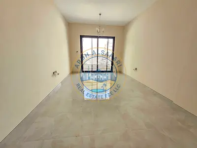شقة جديدة تمامًا بمطبخ كبير، غرفتين نوم وصالة، 3 حمامات، غرفة نوم رئيسية، شرفة، وخزائن ملابس