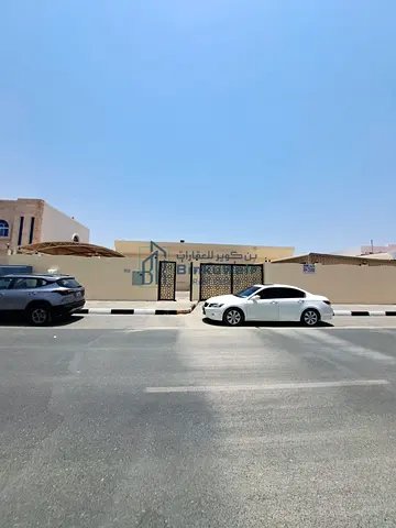 *للايجار فيلا في اماره الشارقه* *منطقة العزره / ضاحيه الرقه*