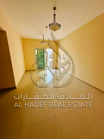 شقة 2 غرفة وصالة للإيجار السنوي في منطقة التعاون الشارقة تضم 2 حمام وبلكونة وخزائن بالحائط داخل تاور عائلات مع باركن وصيانة مجانية خطة دفع 4 أو 6 دفعا