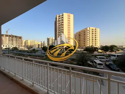 مبنى قيد التجديد وجاهز خلال سنة ونصف | مزايا 4 ليوان | شرفة وإطلالة على المدينة