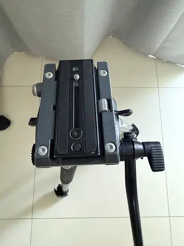 Manfrotto Camera Tripod with Fluid Head - Stable Support