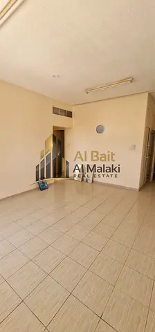 شقة للإيجار السنوي في موقع حيوي بمنطقة المجاز 3
تصميم عملي وتسهيلات مرنة في السداد
