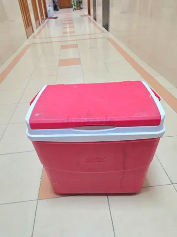 Cosmoplast KeepCold/Keep Cool picnic ice box, approximately 40 L.