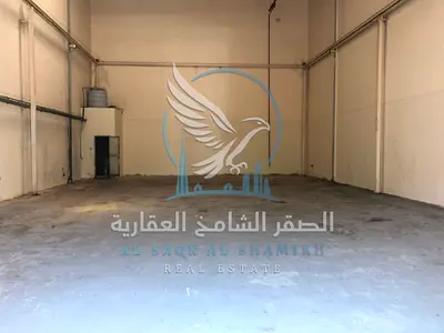 مستودع للإيجار في الصناعية 12 على الشارع العام