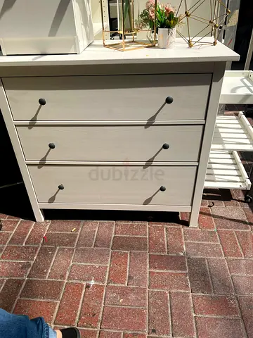 White 3-Drawer Chest of Drawers with Round Knobs