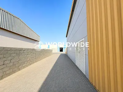 صالة عرض/مستودع جديد كلياً متاح للإيجار