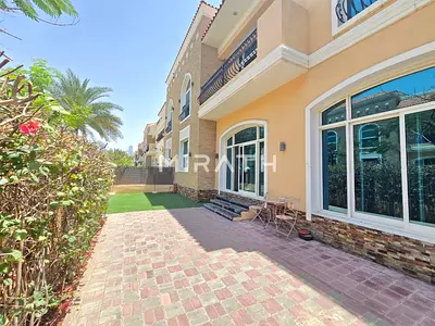BEAUTIFUL 5BR COMPOUND VILLA IN JUMEIRAH