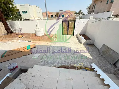 طابق ارضي ثلاث غرف للايجار في الناصرية بالشارقة مدخل خاص ثلاث غرف غرفة ماستر مجلس بحمام خاص وبلكون حوش واسع مطبخ كبير باركنج خاص لسيارتين تشطيب حديث