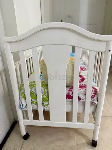 White wooden baby crib with mattress (juniors)