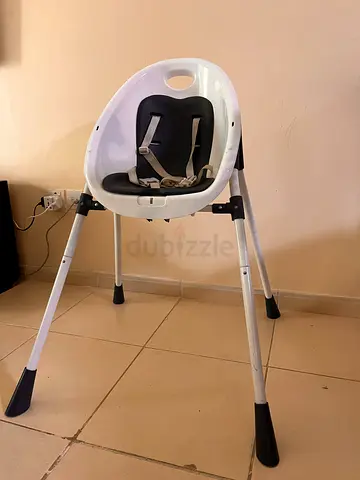 Mama papas ‘ White plastic baby high chair with removable insert and safety straps