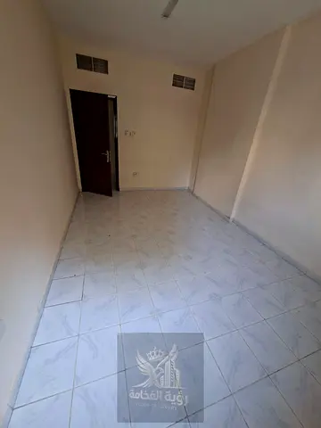 للإيجار في المجاز 2 الشارقة غرفة وصالة وحمام مع بلكونة وتكييف مركزي بسعر 30000 درهم سنويا والدفع 4 أو 6 دفعات والتأمين 1500 درهم بعد شهرين