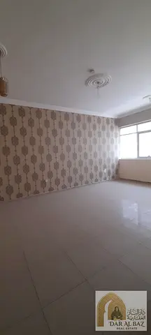 شقه للايجار السنوي بالتعاون الشقه غرفتين مع صاله كبيره 2حمام مع خزائن بالحائط قريب علي مخرج دبي وقريب من نستو علي دوار التعاون