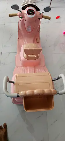Kids electric scooter with storage compartment - Excellent condition- Never used item