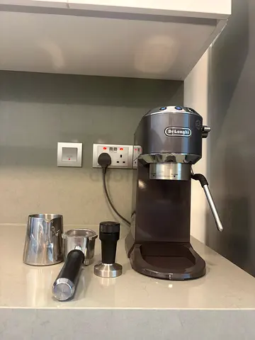 De’Longhi Dedica Arte EC885.GY Espresso Machine – Full Set