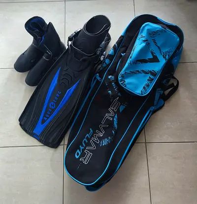 Full set of Aqua Lung diving fins, boots and carry bag - size XL