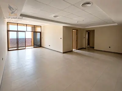 اول ساكن شقه ثلاث غرف وصاله مع شهر مجاني مع غرفة خادمه وغرفة غسيل غاز مركزي مجاني