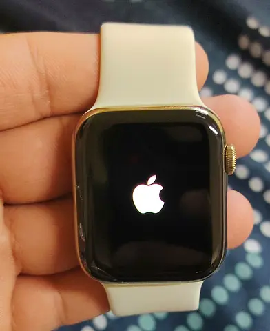Apple Watch Series 6 44mm (gold case) with white sport band