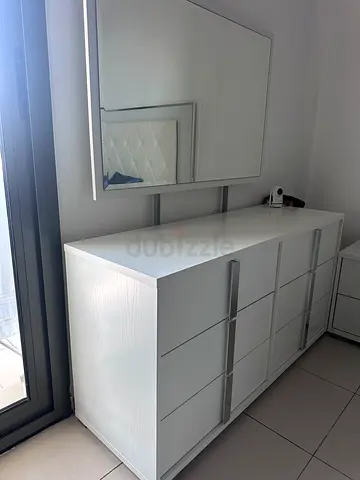 White Modern 6-Drawer Dresser / Chest of Drawers - Good Condition
