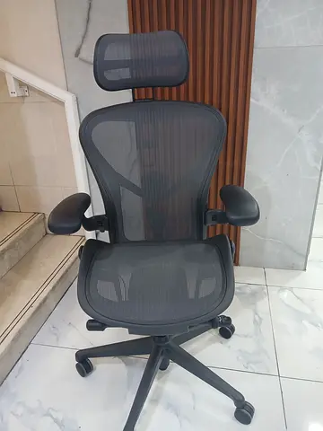 For selling Herman Miller Aeron Remastered Chair type B with headrest Fully Loaded