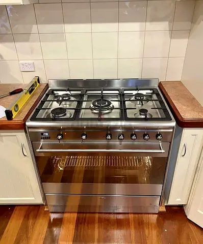 Smeg 5 burner top gas oven electric latest model same like new condition