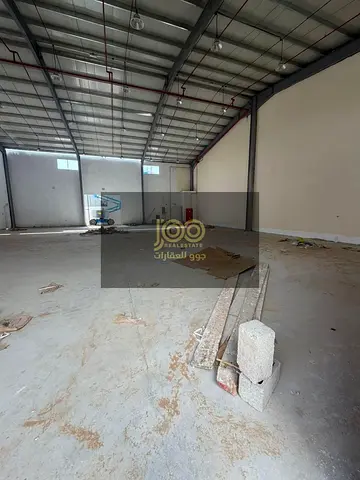 Electricity 50/Prime location on a main street, wide setback in front of the warehouse