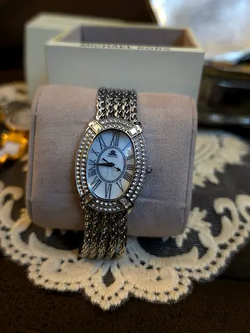 Elegant women's silver crystal wristwatch (pre-owned)