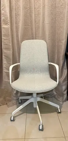 IKEA Modern white swivel office chair with armrests - good condition