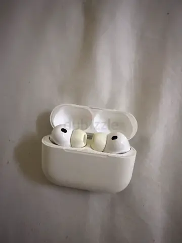 Used apple airpods pro 3 wireless case (compatible with iPhone/Android)
