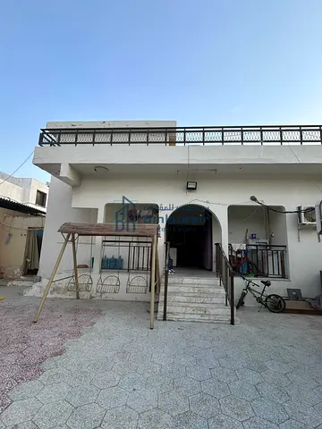 للبيع بيت عربي في سمنان بدخل سنوي 130 الف مقسم الي قسمين وبعدادين