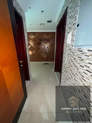 شقة فاخرة غرفتين و صالة للايجار السنوي في برج الكونكور - عجمان, غرفة نوم ماستر, خزائن بالحائط, تشطيبات فاخرة, باركينج مجاني, اطلالة مفتوحة, موقع مميز.